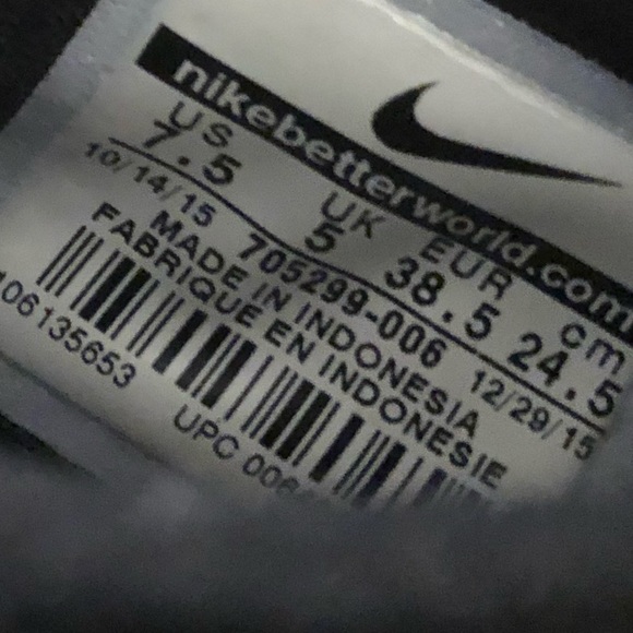 Women’s Nike athletic shoes - Picture 3 of 5